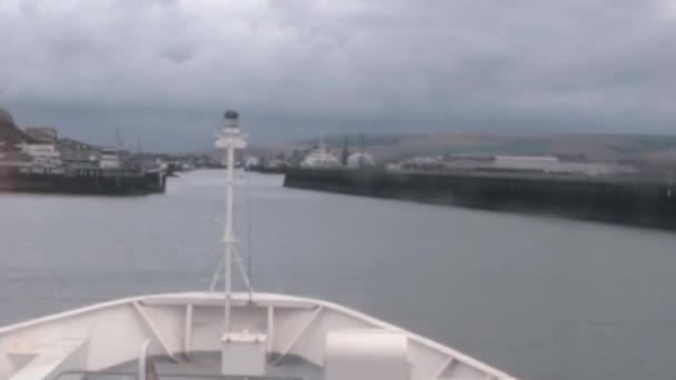 Bateau Entrant Dans Port Anglais Par Une Journée Nuageuse Images — Video