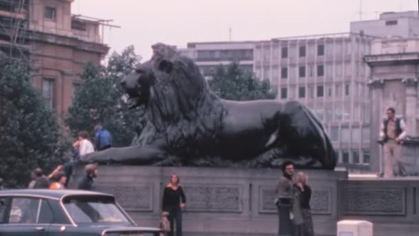 Leones Base Columna Nelson Trafalgar Square Londres Con Gente Caminando — Vídeo de stock