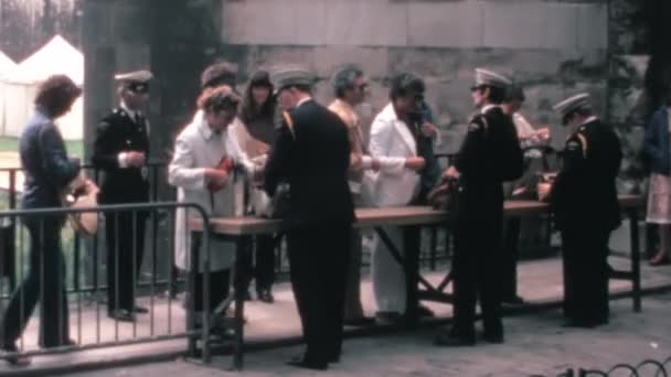 1970年代 警官在伦敦塔入口处进行安全检查和检查游客袋 具有超级8毫米视频效果的历史彩色图像 — 图库视频影像