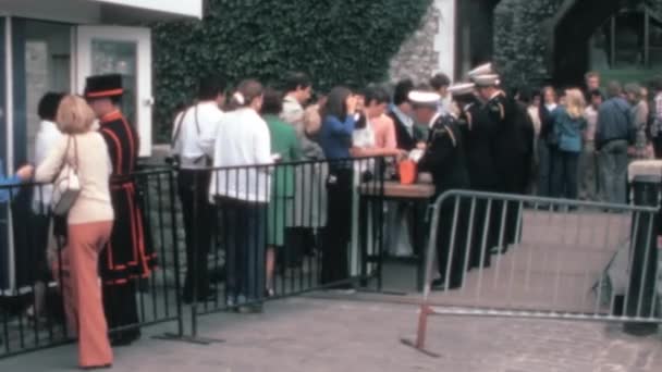 ロンドン城のマジェスティス王宮の入り口と要塞のセキュリティチェックで観光客の群れ 1970年代のヴィンテージ効果によるアーカイブカラー映像 — ストック動画