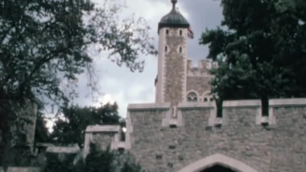 歴史的建造物の詳細と英国ユニオンジャックの旗がロンドン塔の内部を飛んでいるタワー 1970年代の8Mmの効果を有するアーカイブ70年代の映像 — ストック動画
