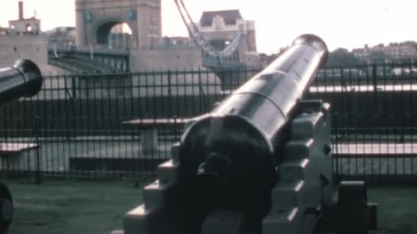 Nahaufnahme Einer Historischen Kanone Mit Der Berühmten Tower Bridge Hintergrund — Stockvideo