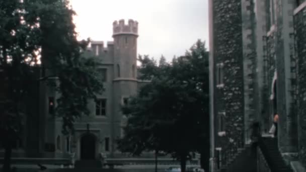 Edificios Históricos Dentro Torre Londres Castillo Medieval Con Torres Almenadas — Vídeo de stock