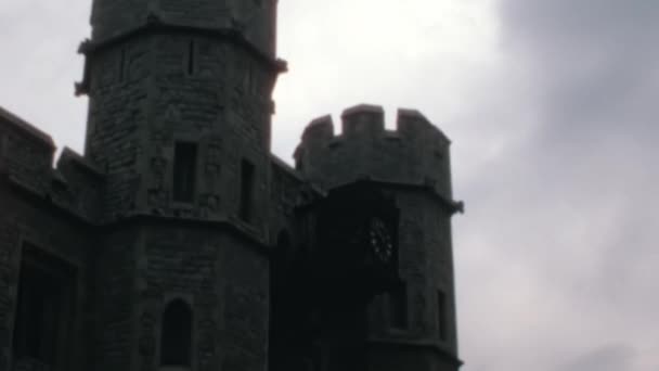 Mittelalterliche Türme Mit Beefeater Garde Und Historischen Kanonen Königlichen Palast — Stockvideo