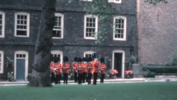 Coldstream Guards Führen Ihre Typischen Synchronisierten Bewegungen Garten Des Queens — Stockvideo