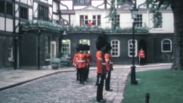 20世纪70年代 两支冷流卫队站在伦敦塔楼皇后宫的花园中 与另外四名卫兵会合 形成了一支队伍 — 图库视频影像