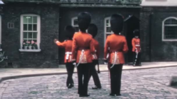当另外两名卫兵在伦敦塔楼皇后宫花园行军时 从后面看去 两名冷流卫兵完全站稳了岗 1970年代的档案录像 — 图库视频影像