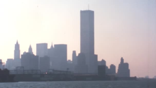 マンハッタンのスカイラインは 911テロの前に象徴的なツインタワーを備えています ニューヨークワールドトレードセンターWtc 1973 2001のアーカイブ1970年代のストック映像 — ストック動画