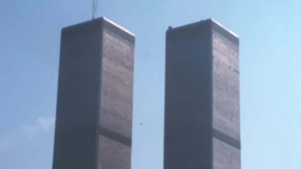 世界貿易センターWtcツインタワーの閉鎖されたトップダウンビューは 2001年911年のテロ攻撃によって破壊されました ヴィンテージ 1970年代のストック映像 — ストック動画