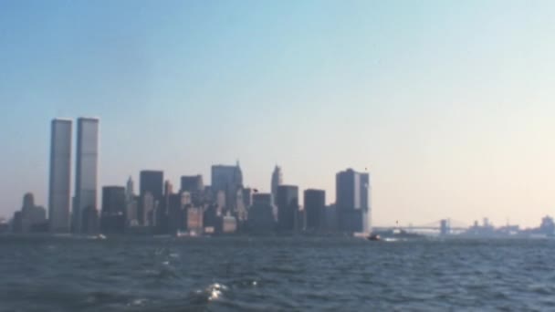 纽约曼哈顿的天际线在阳光明媚的一天在哈德逊河上的船上拍摄 1970年代的库存录像 — 图库视频影像