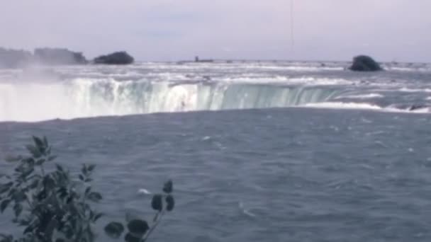 Vista Lateral Impressionante Das Cataratas Niágara Com Grande Massa Água — Vídeo de Stock