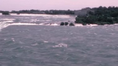 Niagara Şelalesi yukarıdan, suyun düştüğü yerden görülüyor. 1970 'lerin tarihsel görüntülerinde doğanın gücü ve görkeminin nefes kesici bir görüntüsü..