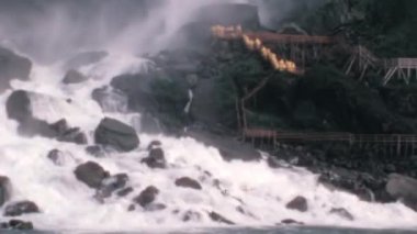 Niagara WaterFalls Çalkantılı Suları 1970 'lerin Arşiv Videosunda Kayalar Arasında Doğanın Ham Gücü ve Hünkâr' ını Gösteriyor.