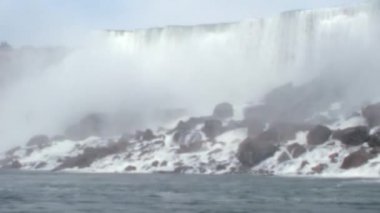 Niagara Şelalesi 'nde kule gibi sisli bir şelale arka plandaki WaterFalls' u kapatıyor. 1970 'lerin yüksek kaliteli FullHD Arşiv Görüntüsü.