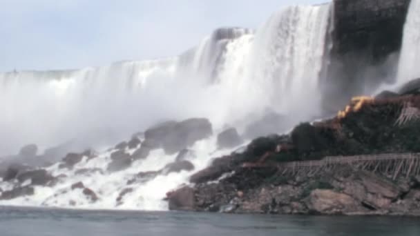 ナイアガラの滝は 歴史的な1970年代の映像で 川の下を航行するボートから 落下の雄大な力を目撃する 教育や旅行のコンテンツに最適 — ストック動画