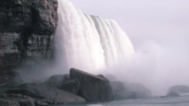 Niagara Şelalesi 1970 'lerin bu tarihi görüntülerinde canlanıyor. Üssünden büyüleyici bir yakın çekim görüntüsü sunuyor. Hayret verici su hacmine ve bu hayranlık uyandıran yerde yükselen püskürtücü bulutlara tanık olun.