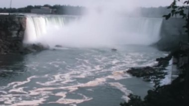 1970 'lerden kalma Niagara Şelalesi' nin dijital olarak restore edilmiş güzelliği geniş açı görüntüsüyle çekildi. Çekimi ağaçlar çerçeveledi. Bu klasik görüntüler, yeniden canlandı, biraz nostalji ve doğal bir şey ekliyor.