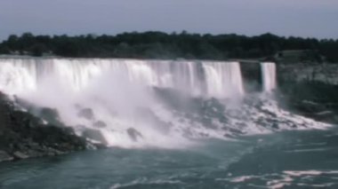 1970 'lerde Niagara Şelalesi' nin soldan sağa doğru panoramik bir görüntüsü vardı. Bu ikonik doğa harikasının güzelliğini gösterirken içeriğinize nostaljik bir dokunuş eklemek için mükemmel..