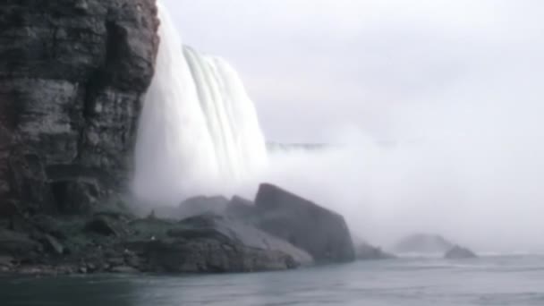 Iconische Niagara Falls Vanuit Unieke Invalshoeken Deze Historische Jaren Zeventig — Stockvideo