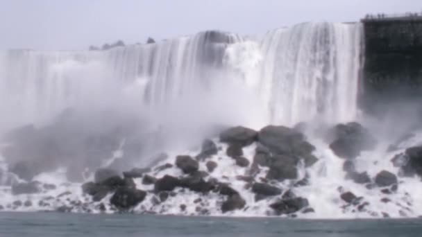 从游客坐船在下游河流航行的角度来看壮观的尼亚加拉瀑布 完美的教育 纪录片 传达这种迷人的游客的兴奋 — 图库视频影像