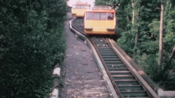 ナイアガラ滝 鉄道キャビン降下 象徴的な輸送システムを示しています 1970年代のアーカイブビデオ ナイアガラフォールズの魅力を伝えるために最適で ノスタルジアのタッチを追加 — ストック動画