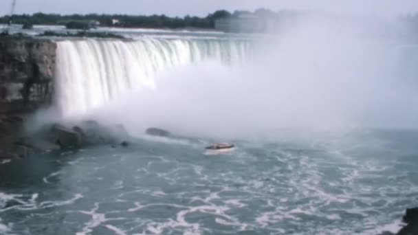 Niagara Şelalesi Manzarası Tepeden Aşağıdaki Nehre Muazzam Miktarda Taşar Sis — Stok video