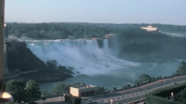 Архивные Кадры 1970 Годов Демонстрирующие Панорамный Вид Ниагарский Водопад Заметным — стоковое видео