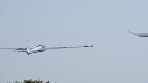 2021年10月16日 滑翔机在蓝天的翼梢上飞扬着绿色和红色的烟雾弹 极端体育运动的概念 — 图库视频影像