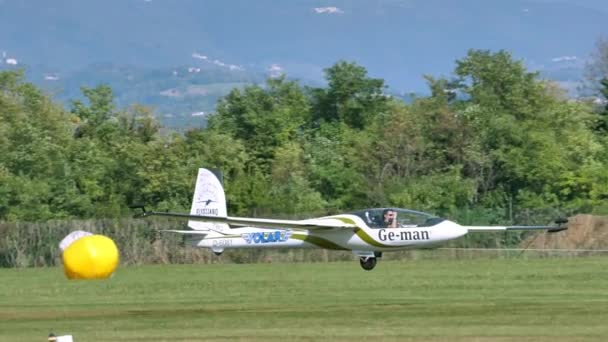 Thiene Italia Octubre 2021 Planeador Volando Con Granadas Humo Verdes — Vídeos de Stock