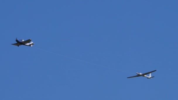 Avion Remorquant Planeur Dans Ciel Bleu Perspective Unique Planeur Planant — Video