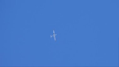 Thiene İtalya 16 Ekim 2021: Mavi gökyüzünde yeşil ve kırmızı duman bombalarıyla uçan planör. Ekstrem spor anlayışı.