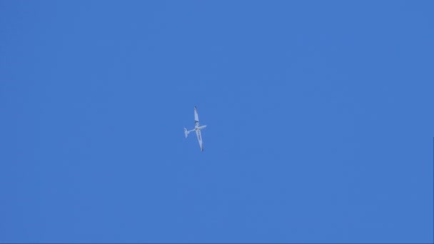 2021年10月16日 ティーネ イタリア 青空の翼の先端に緑と赤の煙の手榴弾でグライダーが輝いている 極端なスポーツのコンセプト — ストック動画