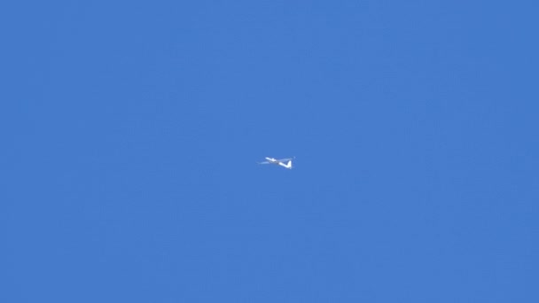 2021年10月16日 滑翔机在蓝天的翼梢上飞扬着绿色和红色的烟雾弹 极端体育运动的概念 — 图库视频影像