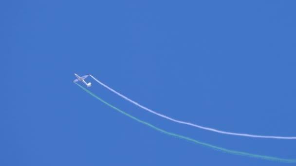 滑翔机上到处都是烟雾弹 在蓝天上画出了精确的轨迹 精准的概念它可以用于航空和极限运动的纪录片和促销视频 — 图库视频影像
