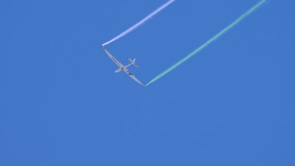 Glider Utför Hög Acceleration Aerobatik Med Rök Den Blå Himlen — Stockvideo