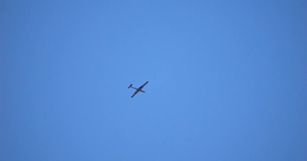 Isolerad Glider Soaring Serene Blue Sky Begreppen Frihet Och Lugn — Stockvideo
