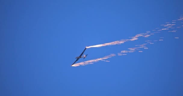 Glider Utföra Bländande Skymning Akrobatik Avger Lysande Gnistor Från Sina — Stockvideo