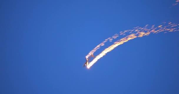 Acrobacias Extreme Glider Com Faíscas Deslumbrantes Ponta Asa Contra Cenário — Vídeo de Stock