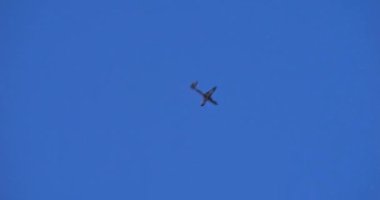 Planör kanatları gün batımından sonra hafifçe kanat çırpıyor. Huzuru, alacakaranlık güzelliğini ve alacakaranlığın büyüsünü taşıyorum. Yüksek kalite 4k görüntü