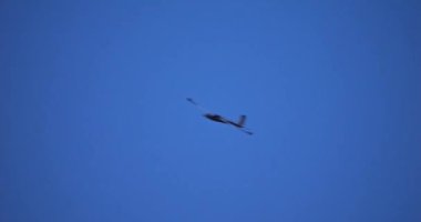 Gün batımından sonra düşük ışıkta büyüleyici bir planör silueti, zarif ve yavaş bir akrobatik manevra yapıyor. Somut dinginlik, alacakaranlık güzelliği ve havacılık inceliği. Yüksek kalite 4k görüntü