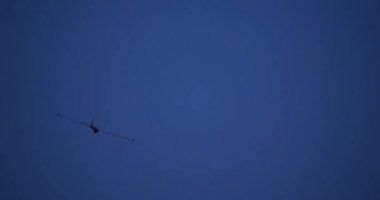 Planör, iniş için alacakaranlıkta geziniyor. Havacılık Alacakaranlık Manevrası örneği. Pilot Uzmanlığı kavramı. Yüksek kalite 4k görüntü
