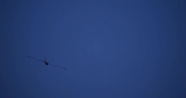 Glider Navigerar Dusk För Landning Exempel Flygburen Twilight Manövrering Begreppet — Stockvideo
