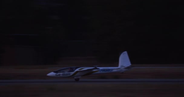 Glider Balanser Single Wheel Sakta Upplyst Flygplats Landningsbana Nära Mörker — Stockvideo