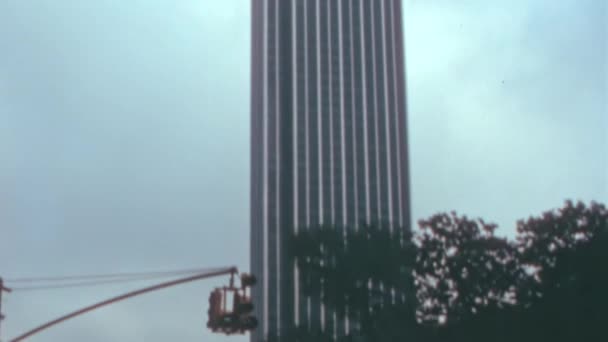 ニューヨーク アベニューとガルフ アンド ウェスタン ビルディング トランプ タワーを背景にした交通 アーカイブ 1970年代の雨の日に映像 — ストック動画