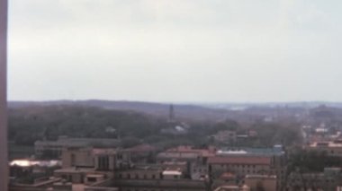 Wisconsin Madison Peyzaj, Şehrin Kentsel Alanında Klasik Binalar ve Arka planda Meclis Binası, Vintage Görüntüleri, ABD.