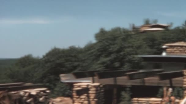 在阳光灿烂的夏日 美丽的风景环绕着20世纪60年代威斯康星州岩石上的房子 — 图库视频影像
