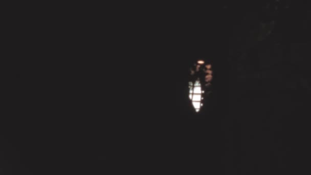 ロックスプリング グリーン ウィスコンシン1960年代の家 バックグラウンドの窓から太陽光をフィルタリングするディムリー リットルーム 1960年代 レトロフッテージ アメリカ — ストック動画