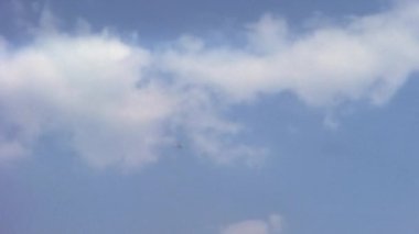 Madison 'da yaz aylarında Blue Sky' ın altında uçan bir uçağın düşük açılı görüntüsü, 1960 'larda Wisconsin, ABD.