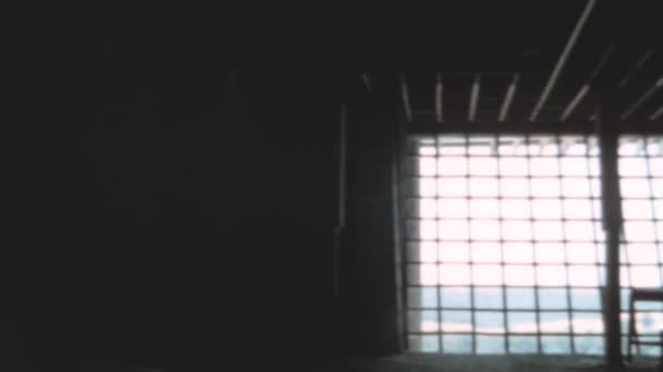 Люди Блукають Кімнатах Будинку Скелі Вісконсині 1960 Роках Насолоджуйтеся Творчістю — стокове відео