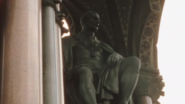 ケンジントン ガーデンにあるアルバート記念館の青銅像は アルバート王子へのタイムレスな敬意である このアイコニックなモニュメントはロンドンの歴史と文化を描いています 1970年代 ヴィンテージストックフッテージ — ストック動画